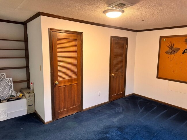 Building Photo - Nice large country setting close to town