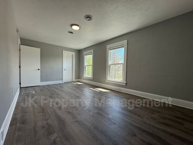Building Photo - 913 5th Ave N