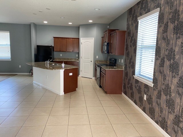 Building Photo - 610 Silverthorn Pl
