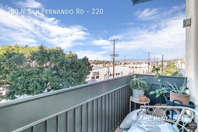 Building Photo - Stylish Lincoln Heights Loft | Private Bal...