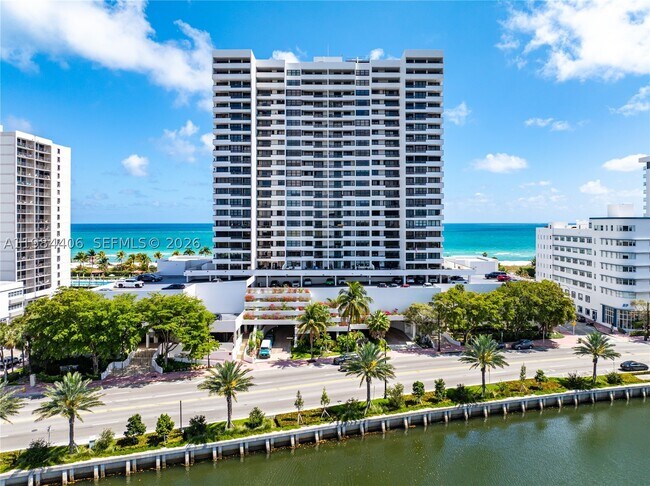Building Photo - 2555 Collins Ave