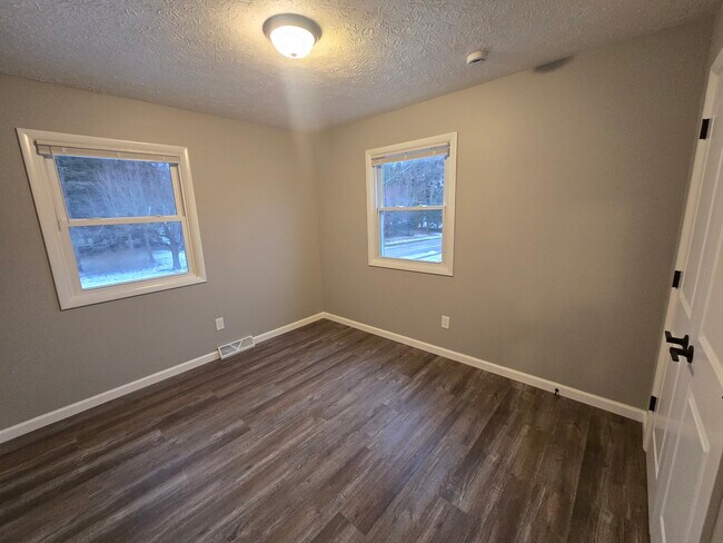 Building Photo - 541 E School St