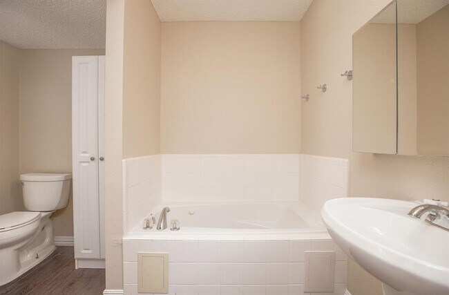 Building Photo - 3807 Cedar Valley Dr