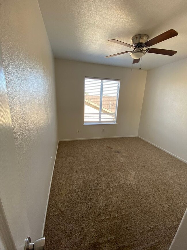 Building Photo - Great North Hanford Location