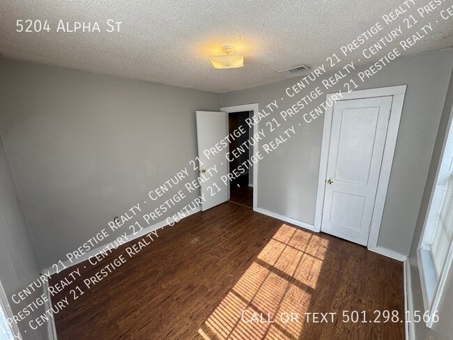 Building Photo - 5204 Alpha St