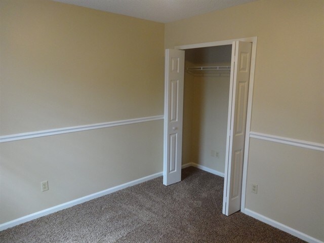 Building Photo - 325 Willow Green Dr