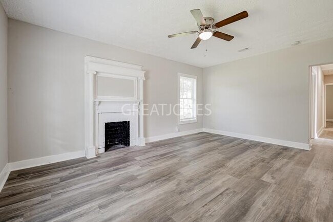 Building Photo - Charming 2 Bedroom in LaGrange!
