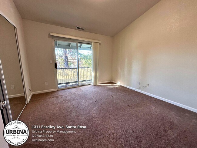 Building Photo - Stylish 2 Bedroom Santa Rosa Townhome with New Flooring Downstairs