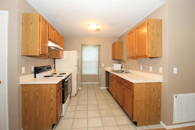Building Photo - 3152 Parkway Dr