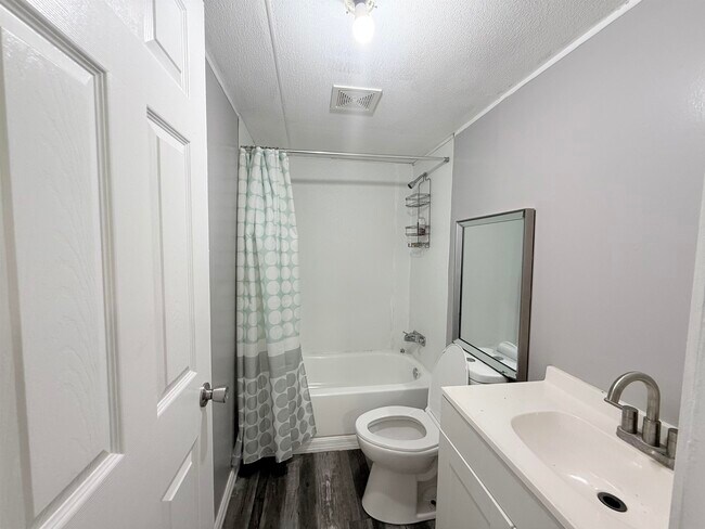 Building Photo - 5050 Box Wood Ct