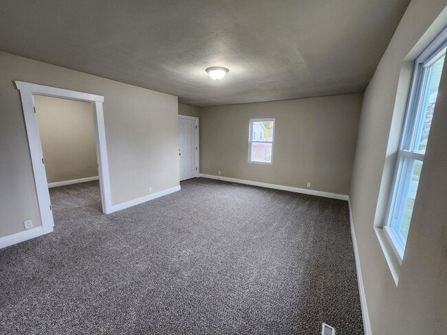 Building Photo - 2 Bedroom 1 Bathroom House