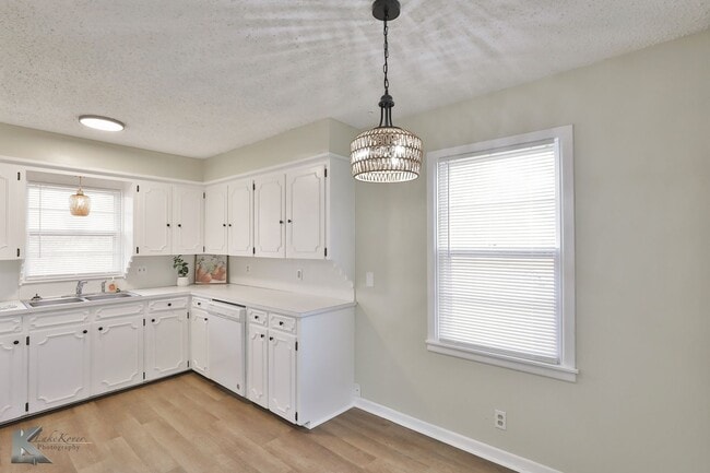 Building Photo - 3 bedroom FULL RENOVATED in 2023! ALL APPLIANCES provided!