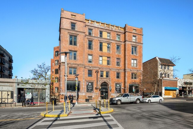 Primary Photo - Spacious Top Floor 2 bed 2 bath in the hea...