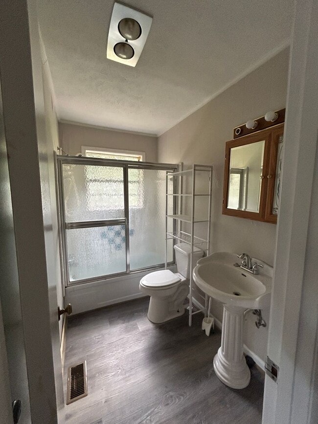 Building Photo - 310 W 6th St