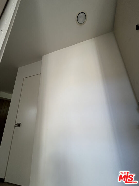 Building Photo - 833 Moraga Dr