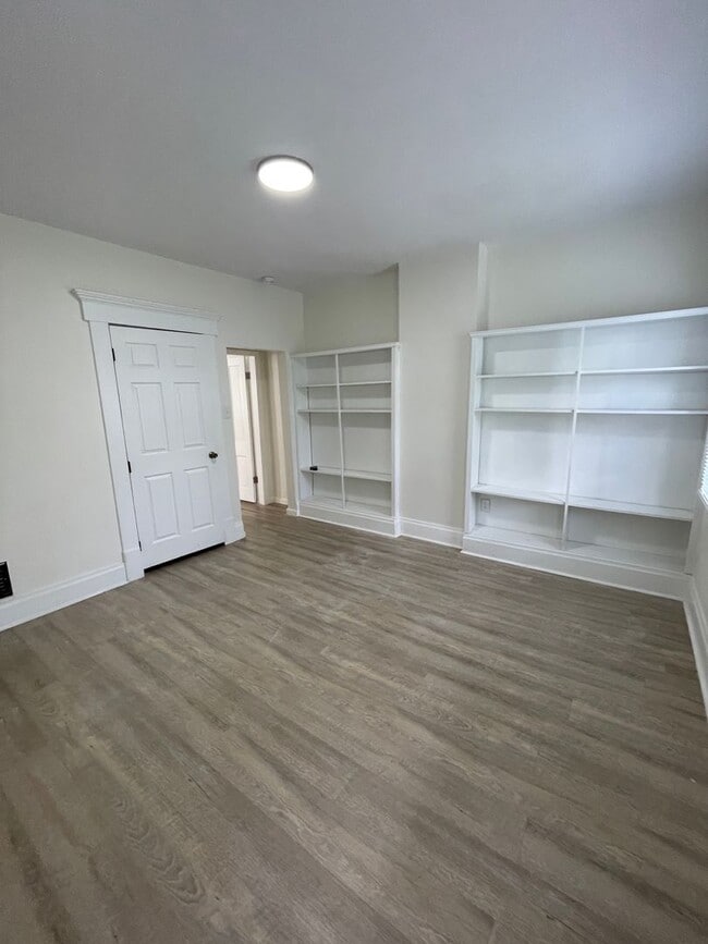 Building Photo - 299.5 Reinhard Ave