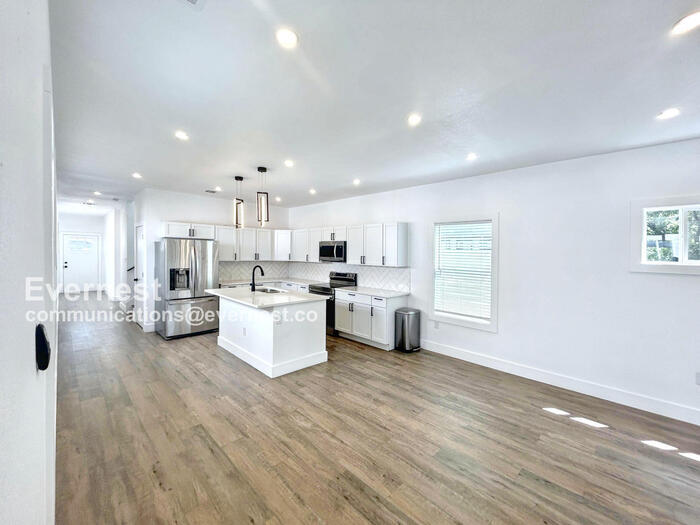 Building Photo - 1804 E Crockett St