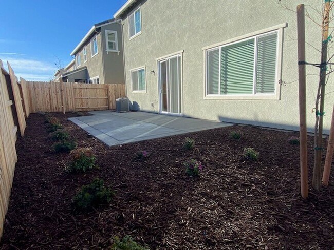 Building Photo - Newer construction with solar!