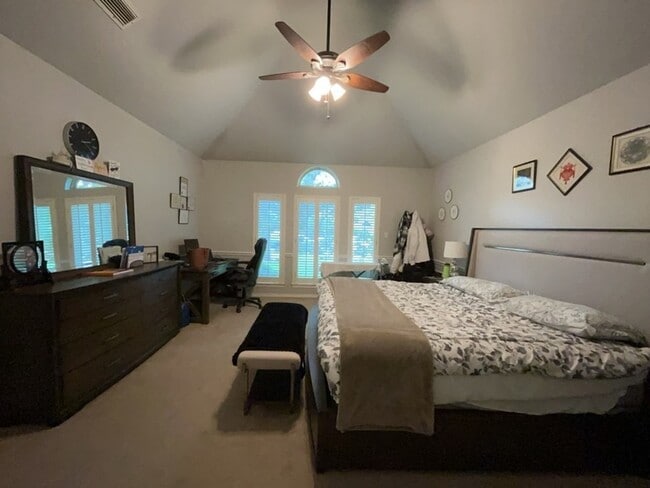 Building Photo - 3909 Meadow Dr