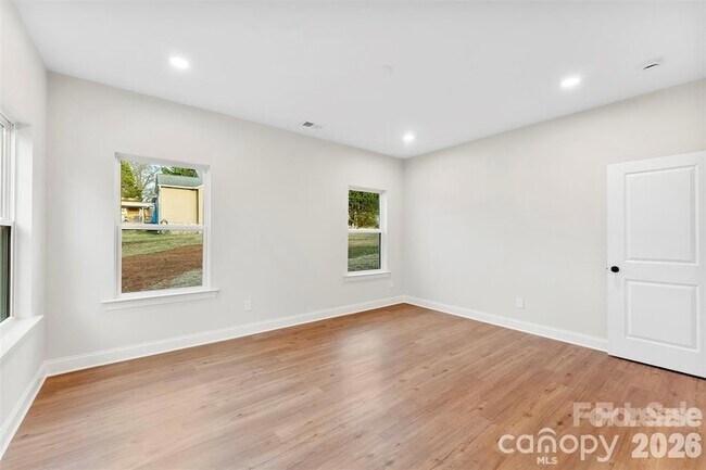 Building Photo - 1558 7th Ave Dr SW