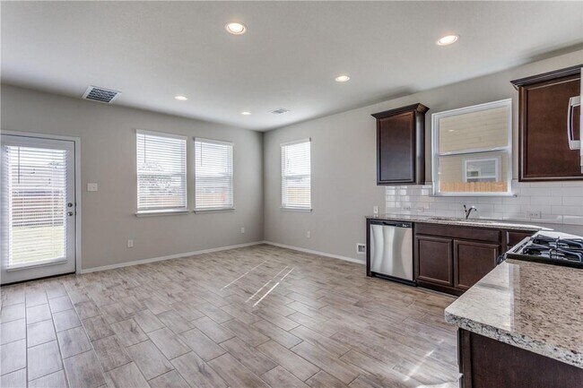 Building Photo - 131 Trailside Ln