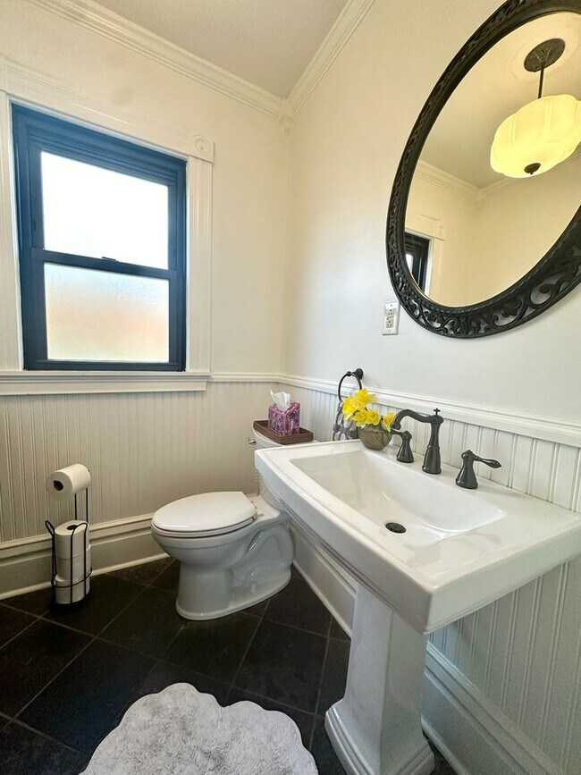 Building Photo - 516 Fourth Street 1.2 miles to CC, 4 Bed 2...