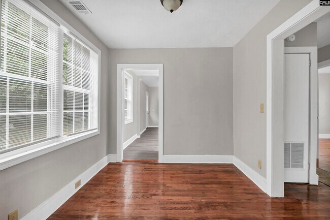 Building Photo - 706 Westside Dr