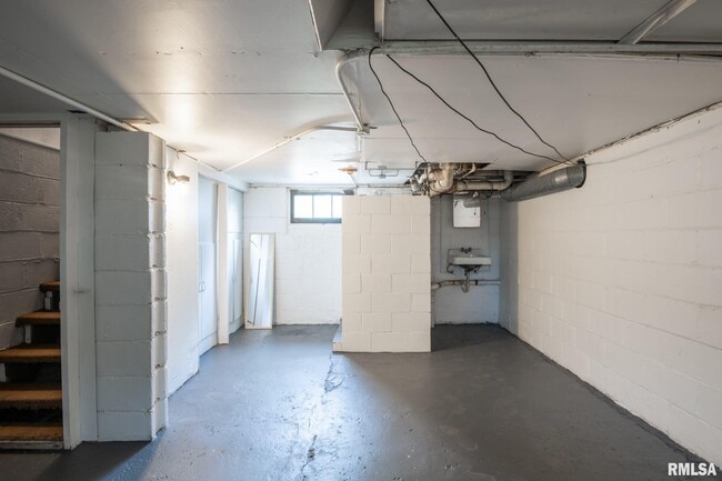 Building Photo - 4515 Drake Dr