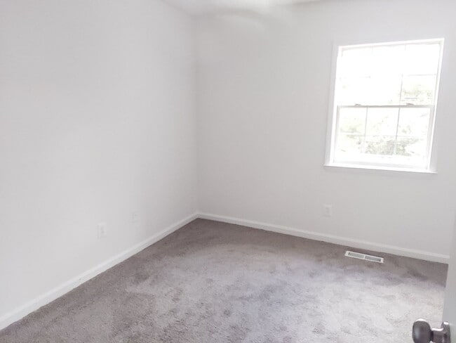 Building Photo - Spacious And Renovated 3 Bed 2 Bath Interi...