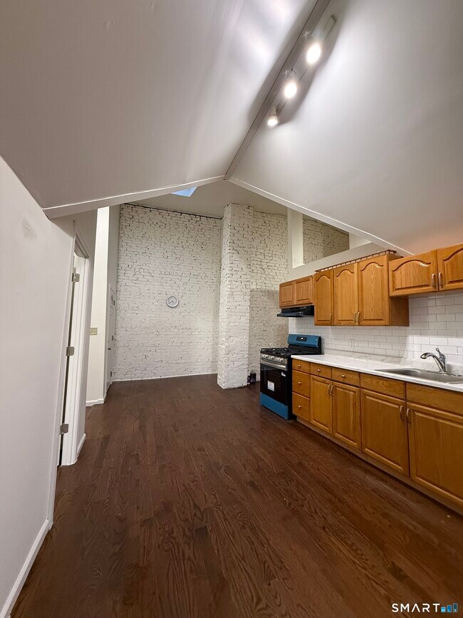 Building Photo - 1840 Barnum Ave