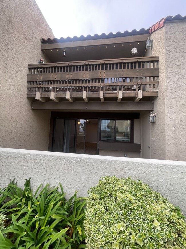 Building Photo - Del Mar Heights 1 br condo