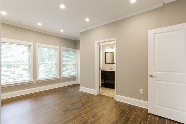 Building Photo - 914 Canterbury Ln NE