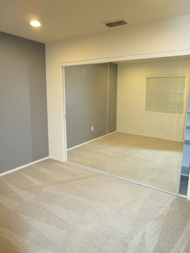 Building Photo - Gated Raintree Terrace Condo!