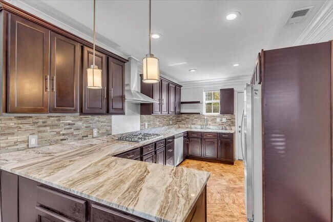 Building Photo - Beautiful 4 bedroom home downtown