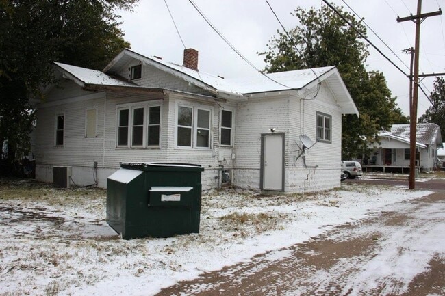 Building Photo - 2 Bedroom 1 Bath Home