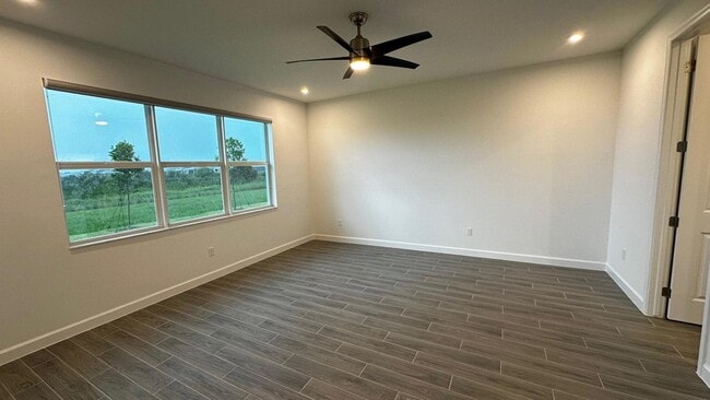 Building Photo - 10654 SW Village Pkwy