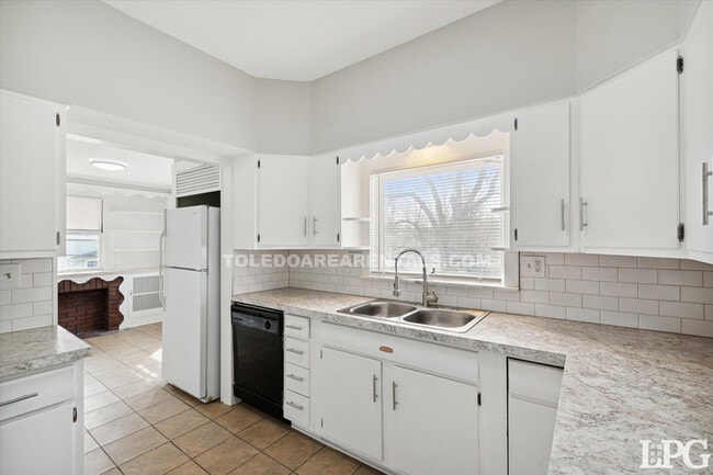 Building Photo - 4138 N Lockwood Ave