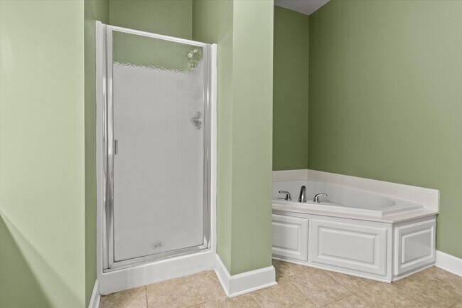 Building Photo - Riverfront Living with Spacious Layout and Stunning Views!