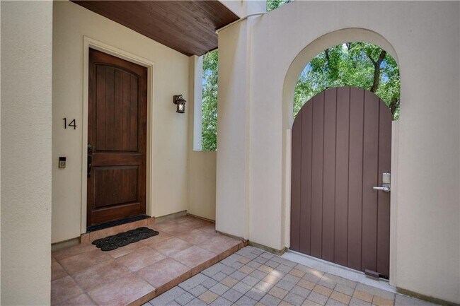 Building Photo - 2207 Pasadena Dr