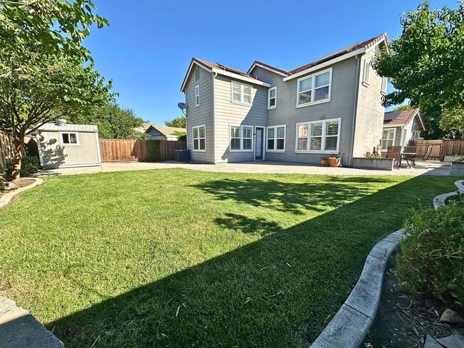 Building Photo - Stunning 4 Bedroom, 2.5 Bath Lawrence Ranch Home With Solar