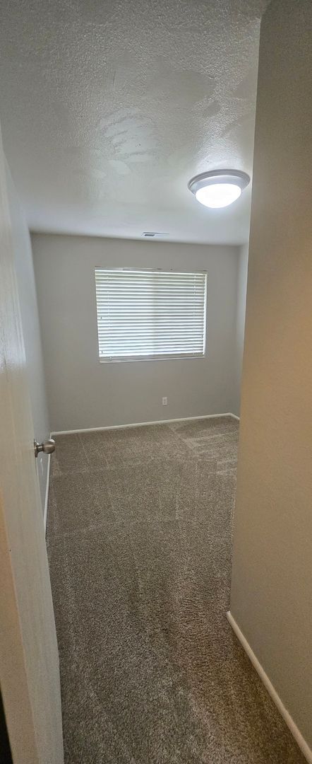 Building Photo - Charming 2-bedroom, 1-bathroom home locate...
