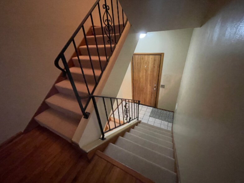 Building Photo - 3727 NE Colonial Dr