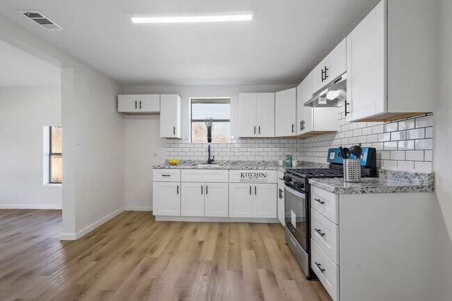 Building Photo - BEAUTIFUL- UPDATED 3 bedroom 1 Bath in Cleburne!