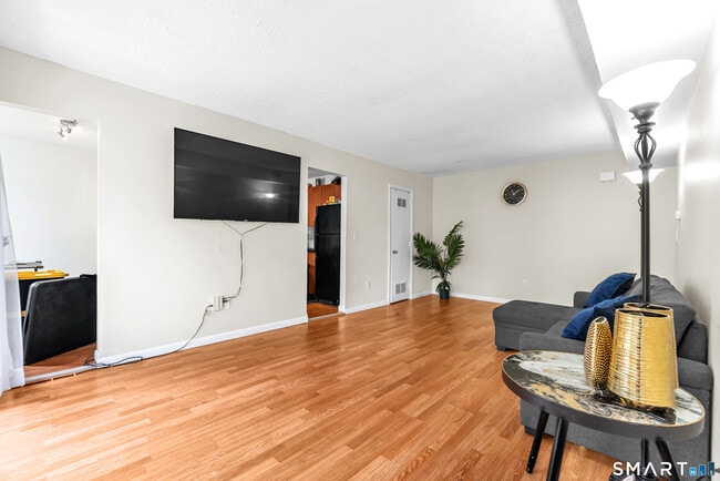 Building Photo - 5 Birch Ln