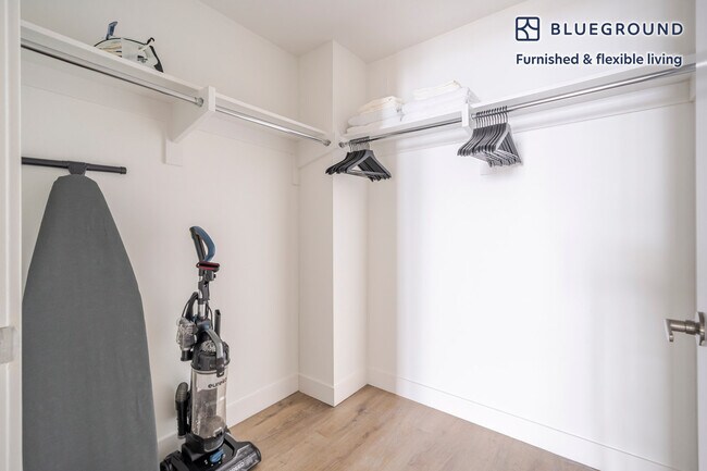 Building Photo - 635 Robinson Ave