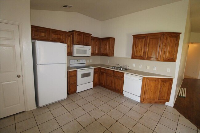 Building Photo - 2821 Edgemere Dr