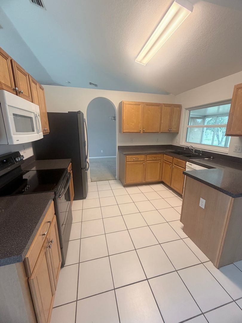 Building Photo - SW Area - Move in Ready, off Chiquita Blvd