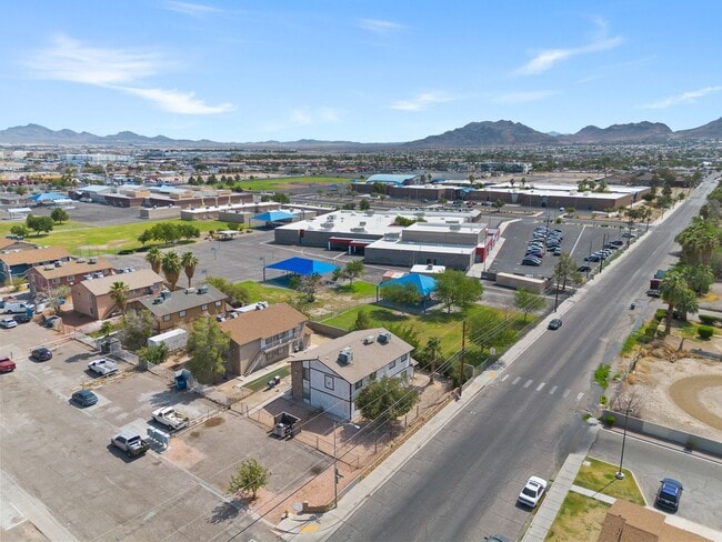 Building Photo - Charming 2-Bedroom Unit! *** $500 off Firs...