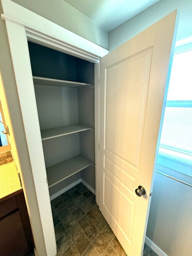 Building Photo - SCHEDULE A TOUR TODAY TO VIEW THIS STUNNING HOME IN SW REDMOND!!