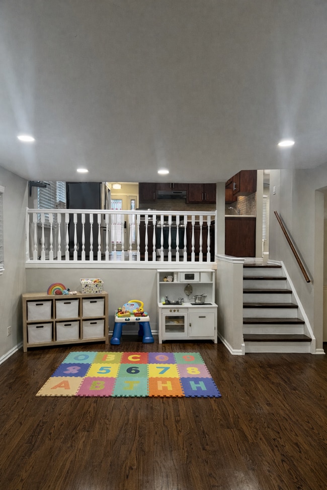 Building Photo - 106 S Bruner St